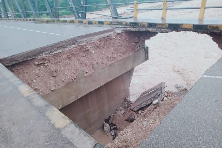 Jembatan Boking di Kabupaten Timor Tengah Selatan, Nusa Tenggara Timur (NTT), putus akibat tergerus banjir