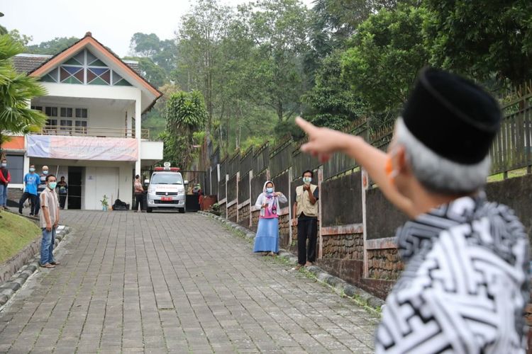 Gubernur Jawa Tengah Ganjar Pranowo menengok pasien Covid-19 yang menjalani isolasi di Wisma Pondok Slamet Baturraden, Kabupaten Banyumas, beberapa waktu lalu.