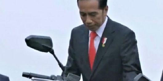 Cuplikan video yang menampilkan saat Presiden Joko Widodo naik moge menuju ke acara pembukaan Asian Games 2018.