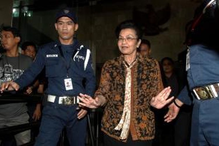 Mantan Menteri Kesehatan Siti Fadillah Supari. KOMPAS IMAGES/KRISTIANTO PURNOMO 