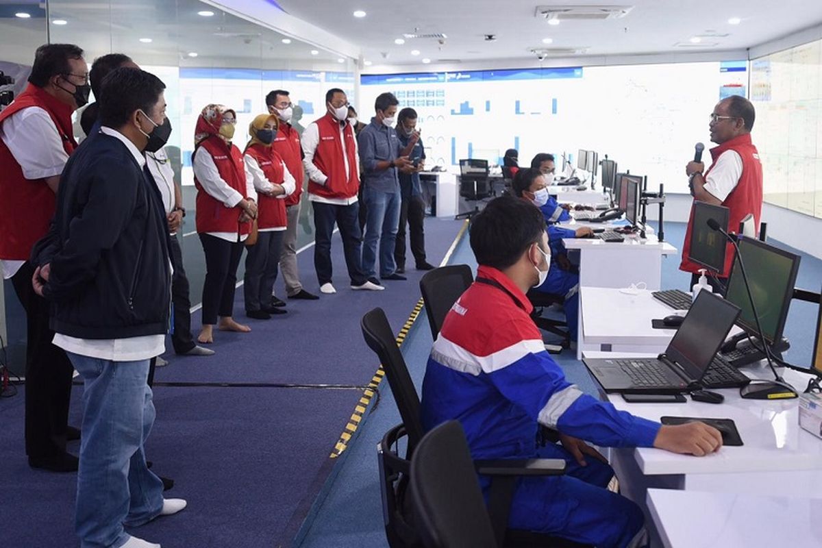 Mulyono melakukan pemantauan stok BBM dengan Pertamina Integrated Enterprise Data and Center Command (PIEDCC). 