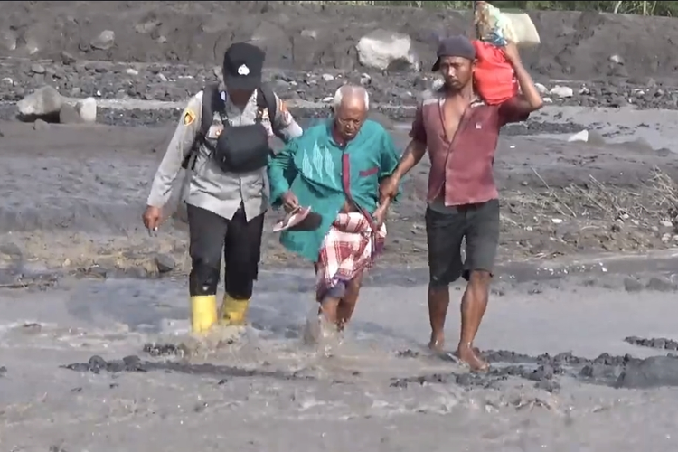 Petugas bantu lansia sebrangi aliran lahar Gunung Semeru
