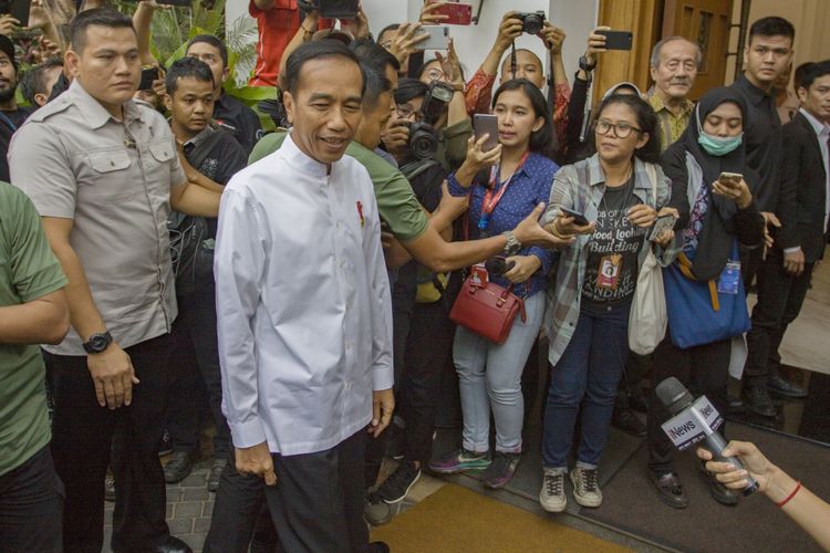 Presiden Joko Widodo (tengah) bersiap melakukan pertemuan dengan pimpinan partai dan sekjen partai pengusung di Jakarta, Kamis (9/8). Hasil pertemuan tersebut memutuskan KH Maruf Amin sebagai cawapres yang akan mendampingi Jokowi pada Pilpres 2019. ANTARA FOTO/Galih Pradipta/aww/18.