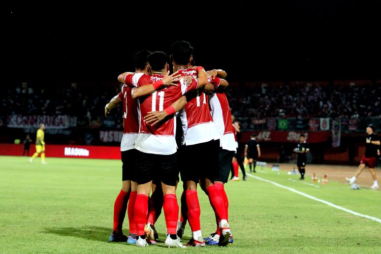 Pemain Madura United merayakan seusai menjebol gawang Barito Putera saat pertandingan pekan 1 Liga 1 2022-2023 yang berakhir dengan skor 8-0 di Stadion Gelora Madura Ratu Pamelingan Pamekasan, Sabtu (23/7/2022) malam.