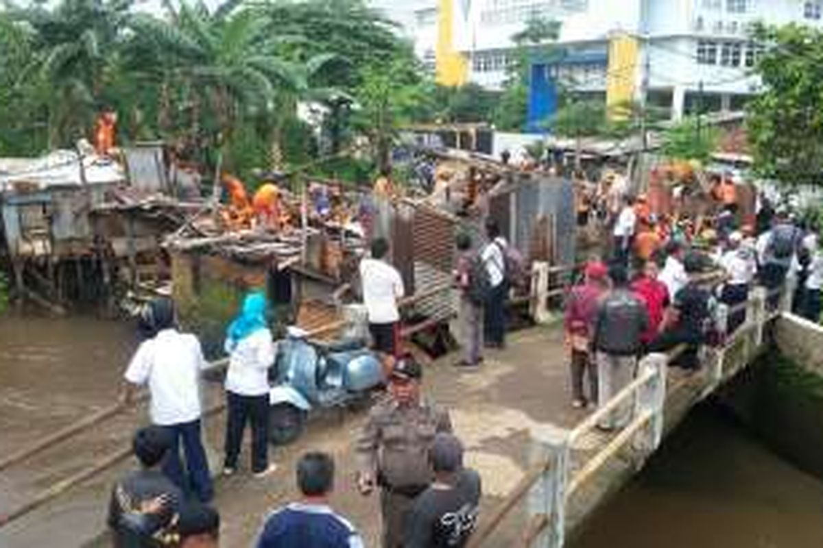 Empat rumah di Kelurahan Petogogan, Kebayoran Baru yang akan dibongkar karena terletak di bantaran Kali Krukut.