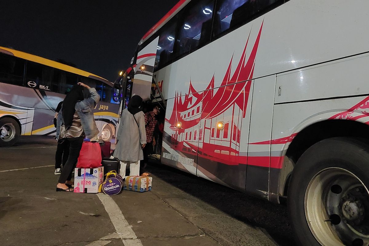 Sejumlah penumpang bus antarkota antarprovinsi tiba di Terminal Kalideres, Jakarta Barat, pasa Sabtu (7/5/2022) pukul 20.20 WIB.