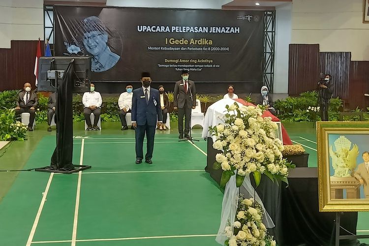 Menteri Pariwisata dan Ekonomi Kreatif (Menparekraf), Sandiaga Uno  menjadi inspektur upacara penerimaan dan pelepasan jenazah Almarhum  I Gede Ardika,  Mantan Menteri Pariwisata RI  2000-2004 di Sekolah Tinggi Pariwisata atau NHI Bandung, Jalan Setiabudi, Kota Bandung, Senin (22/2/2020).