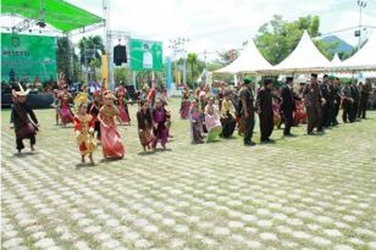 Tarian Multi Etnis yang ditampilkan oleh kumpulan seni Sanggar Simpor yang turut dimeriahkan oleh Wali Kota  Singkawang beserta pejabat tinggi lainnya dalam acara pembukaan Singkawang Expo dalam rangkaian peringatan Ulang Tahun Pemkot Singkawang yang ke-12 di halaman Kantor Walikota, Jalan Firdaus Singkawang, Kalimantan Barat (17/10/2013)