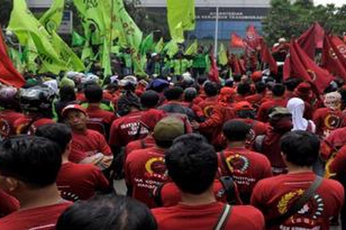 Buruh dari ISBI (Ikatan Serikat Buruh Indonesia) dan SBSI (Serikat Buruh Seluruh Indonesia) menggelar unjuk rasa memperingati Hari Buruh Internasional di depan Kantor Kementerian Tenaga Kerja dan Transmigrasi di Jakarta, Rabu (1/5/2013). Tuntutan para buruh antara lain menghapuskan sistem kerja alih daya dan menetapkan upah layak bagi buruh.

