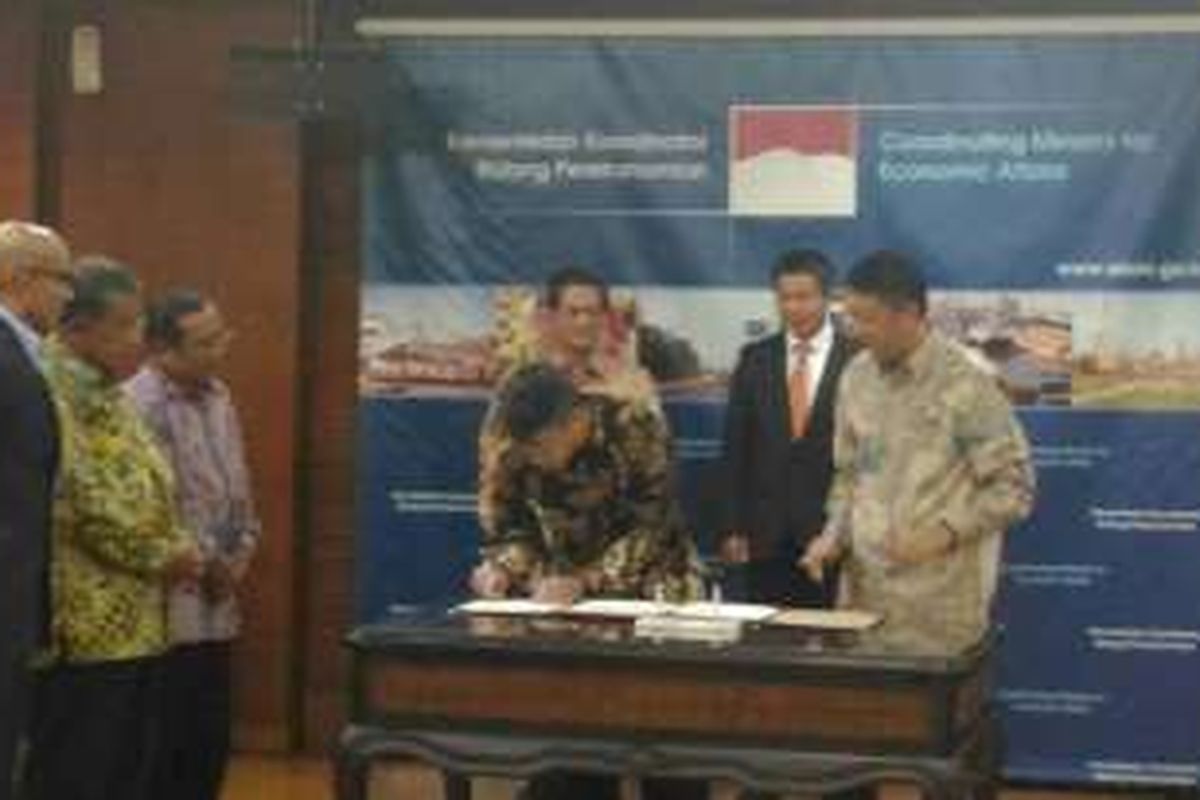 Penandatanganan nota kesepahaman antara BP Batam, PT Enerco RPO Internasional, dan PT Kabil Citranus untuk proyek kilang TDAE di Batam, di Kantor Kementerian Koordinator Perekonomian, Jakarta, Senin (19/9/2016).