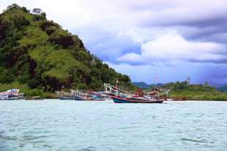 Kapal yang digunakan warga untuk penyebrangan antar pulau di Mandeh. Beroprasi dari pulau-ke pulau setiap harinya mengantarkan warga sekitar yang ingin beraktifitas. Selain itu dapat pula ditumpangi oleh wisatawan, tapi bukan untuk disewa.