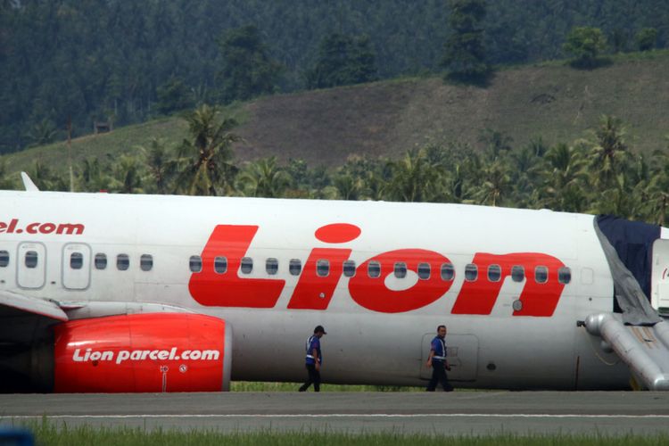 Kondisi badan pesawat Lion Air yang tergelincir masih berada di atas landas pacu Bandara Jalaluddin Tantu Gorontalo.