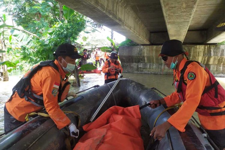 Tim SAR gabungan mengevakusi jasad dua bocah hanyut di Sungai Tuntang, Kecamatan Wonosalam, Kabupaten Demak, Jumat (11/3/2022) siang.