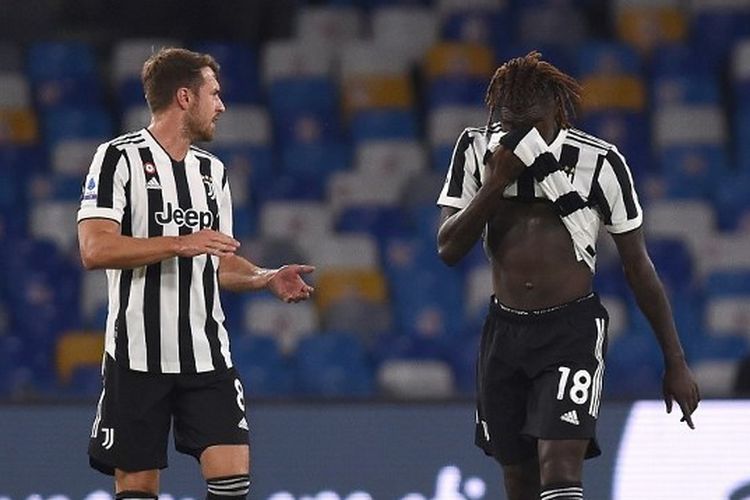 Moise Kean (kanan) bersama Aaron Ramsey (kiri) pada laga pekan ketiga Liga Italia yang mempertemukan Napoli vs Juventus di Stadion Diego Armando Maradon, Sabtu (11/9/2021).