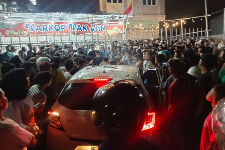 Satu unit mobil Brio putih BK 1907 AFF diamuk massa di Pasar VI, Desa Manunggal, Kecamatan Labuhan Deli, Kabupaten Deli Serdang pada Sabtu (17/8/2024). 