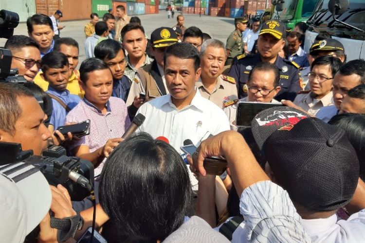 Menteri Pertanian (Mentan) Andi Amran saat mengunjungi tempat pemeriksaan fisik terpadu CDC Banda, Pelabuhan Tanjung Priok, Jakarta, Selasa (6/8/2019).