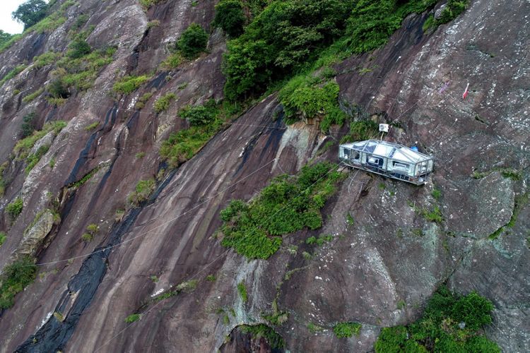 Hotel gantung Padjajaran Anyar yang terletak di tebing Gunung Parang, Purwakarta, Jawa Barat setinggi 500 meter difoto menggunakan drone, Minggu (19/11/2017). Hotel gantung ini diklaim sebagai hotel gantung tertinggi di dunia mengalahkan ketinggian hotel gantung di Peru.  