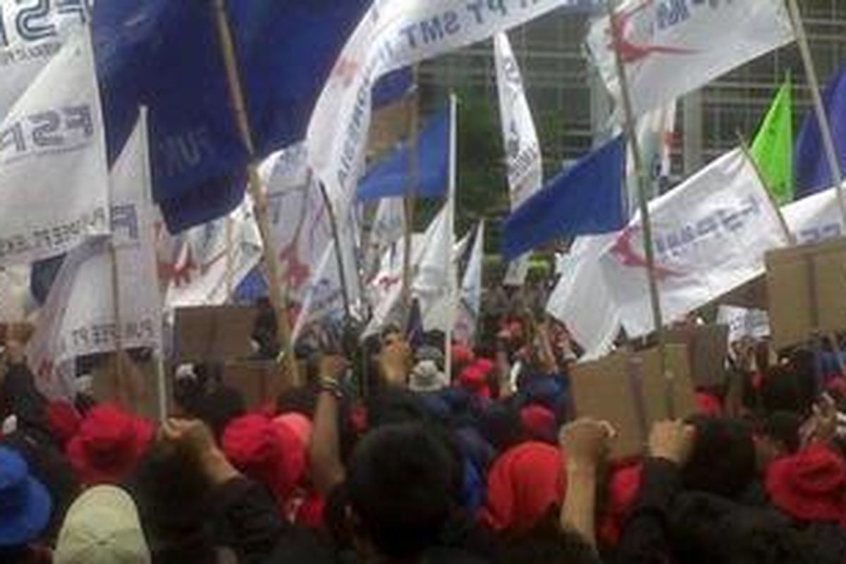 Aksi buruh di Bunderan HI Jakarta, Rabu (5/12).