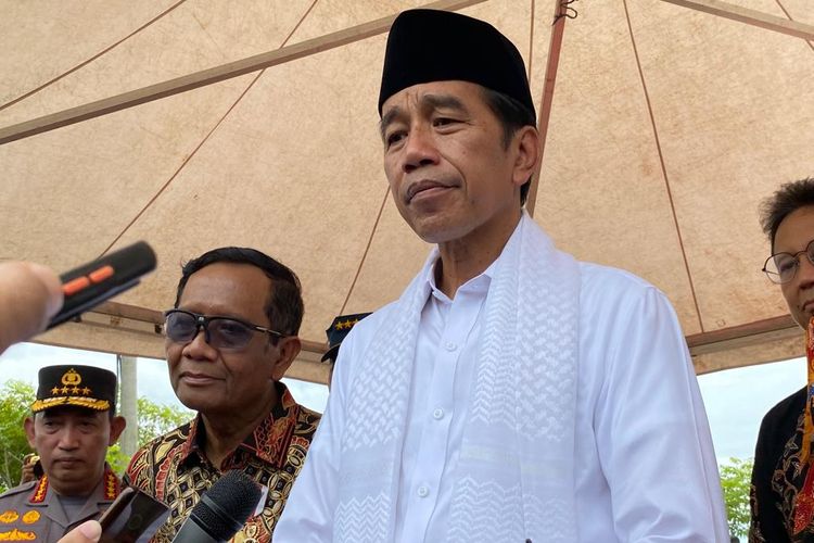 Presiden Joko Widodo (baju putih) dan Menteri Koordinator Bidang Politik, Hukum, dan Keamanan (Menko Polhukam) Mahfud MD saat kick off penyelesaian non-yudisial pelanggaran HAM berat masa lalu di Rumah Geudong, Pidie, Aceh, pada Selasa (27/6/2023).