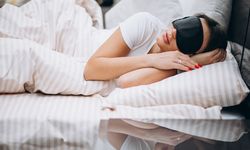 Apa Saja Penyebab Orang Mengigau saat Tidur?