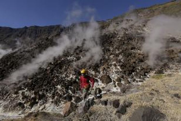 Asap mengepul dari Doro Api To'i atau Gunung Api Kecil yang tumbuh di dasar Kaldera Gunung Tambora di Dompu, Nusa Tenggara Barat, 25 Agustus 2014. Tambora memiliki kaldera seluar 6 kilometer dengan kedalaman 1 kilometer hasil dari letusan dahsyat pada April 1815.
