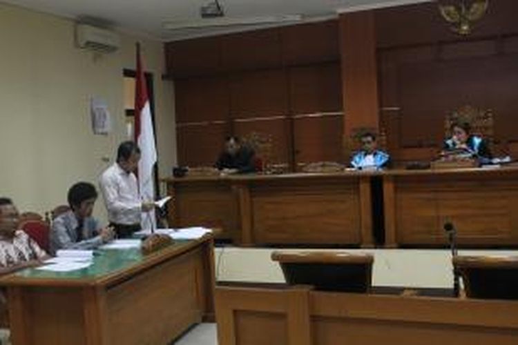 Penggugat dari Walhi, Munhur Sathayaprabu membacakan replik  atas eksepsi tergugat di Pengadilan Tata Usaha Semarang, Kamis (4/12/2014). Penggugat menilai dokumen izin lingkungan yang diterbitkan Gubernur tidak sesuai prosedur 