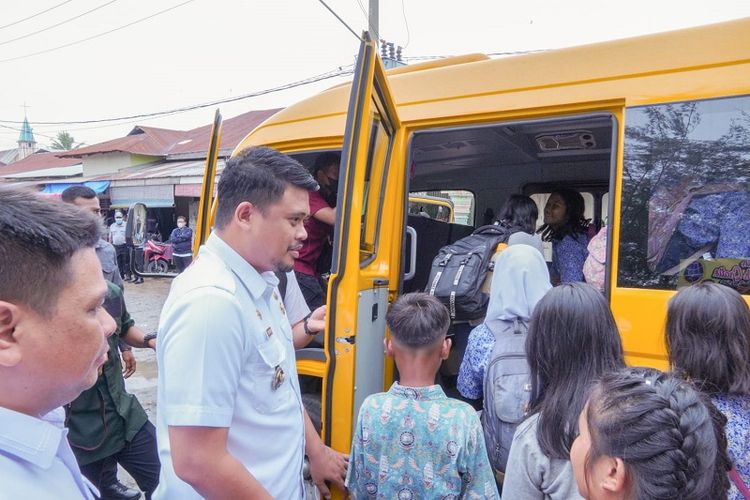 Merealisasikan janjinya, Wali Kota (Walkot) Medan Bobby Nasution wujudkan keluhan warga soal transportasi anak-anak sekolah dengan menghadirkan satu unit bus sekolah gratis. 