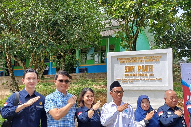 Tim SKK Migas bersama para guru dalam pogram peningkatan kualitas pendidikan dari Medco E&P Grissik Limited di SDN Pauh Simpang Tungkal, Musi Banyuasin, Sumsel, Rabu (6/3/2024).