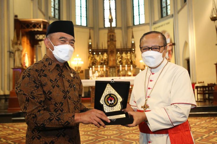 Menko PMK Muhadjir Effendy saat menemui Kardinal Ignatius Suharyo atau Romo Haryo untuk meminta masukan soal kebijakan khusus saat Natal dan tahun baru (Nataru), Rabu (1/12/2021).