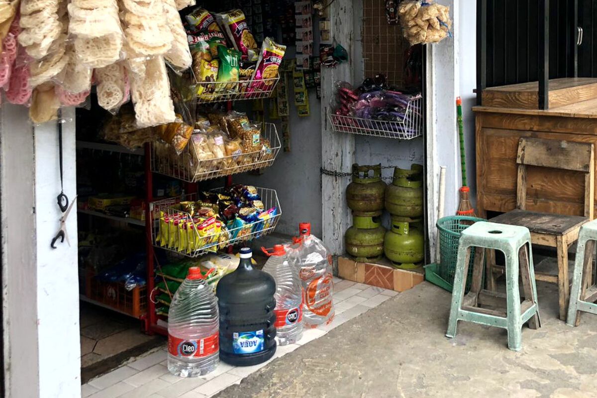 Toko kelontong pengecer gas LPG bersubsidi ukuran tabung 3 kilogram di Jalan Anjasmoro, Kota Blitar, Jumat (7/2/2025).