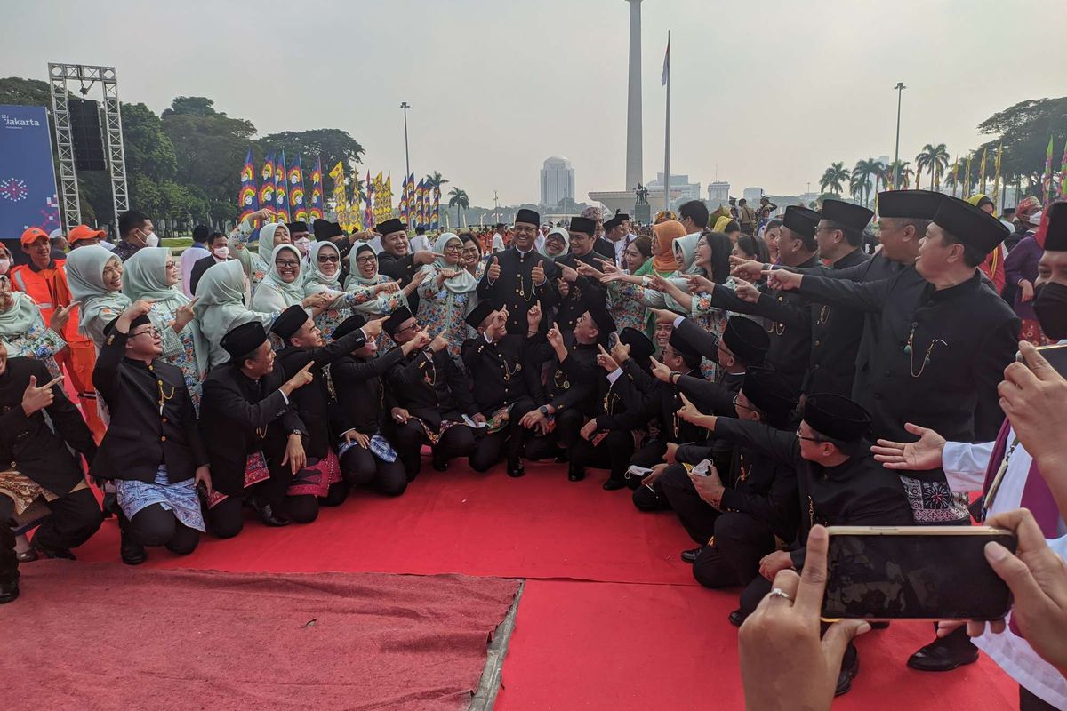 Gubernur DKI Jakarta Anies Baswedan (tengah ditunjuk) berfoto bersama para Kepala SKPD DKI Jakarta usai upacara peringatan HUT Ke-495 DKI Jakarta di Plaza Selatan Monumen Nasional, Rabu (22/6/2022)
