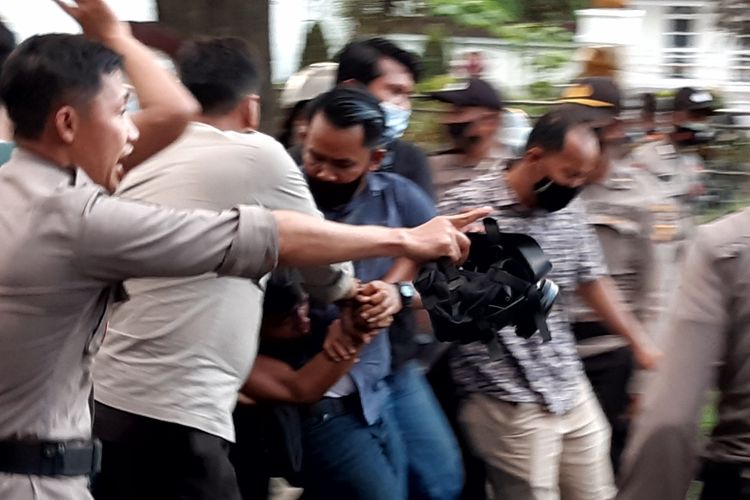 Salah satu pedemo ditangkap oleh polisi saat demonstrasi tolak omnibus law di Jalan RE Martadinata, Telanaipura, Kota Jambi, pada Selasa (20/10/2020). 