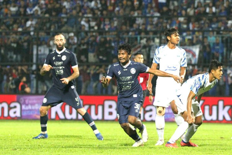 Aksi penyerang Arema FC, Ilham Udin Armaiyn, pada laga Liga 1 2022-2023 kontra PSIS Semarang di Stadion Kanjuruhan, Malang, Sabtu (30/7/2022).