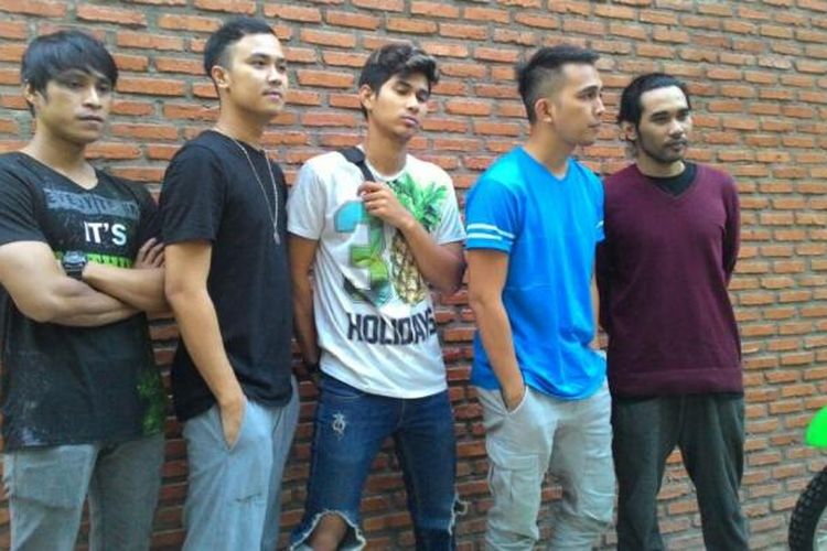 Grup band Lyla di sela latihan untuk konser DekaDance di studio musik Bepbop, Jakarta Selatan, Rabu (27/7/2016).