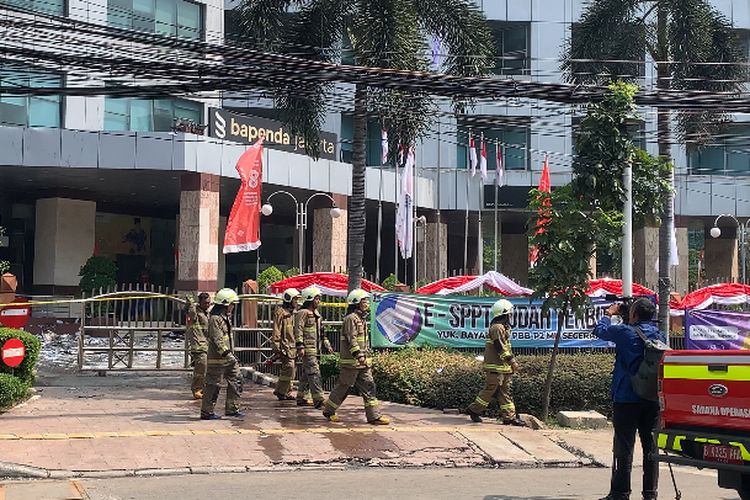Kebakaran Gedung Bapenda Padam, Damkar Sisir Lantai 11-15 Cegah Api Menyala Lagi