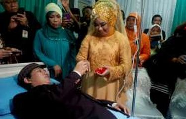 Disaksikan Dokter dan Perawat, Pasangan Ini Menikah di Rumah Sakit ...