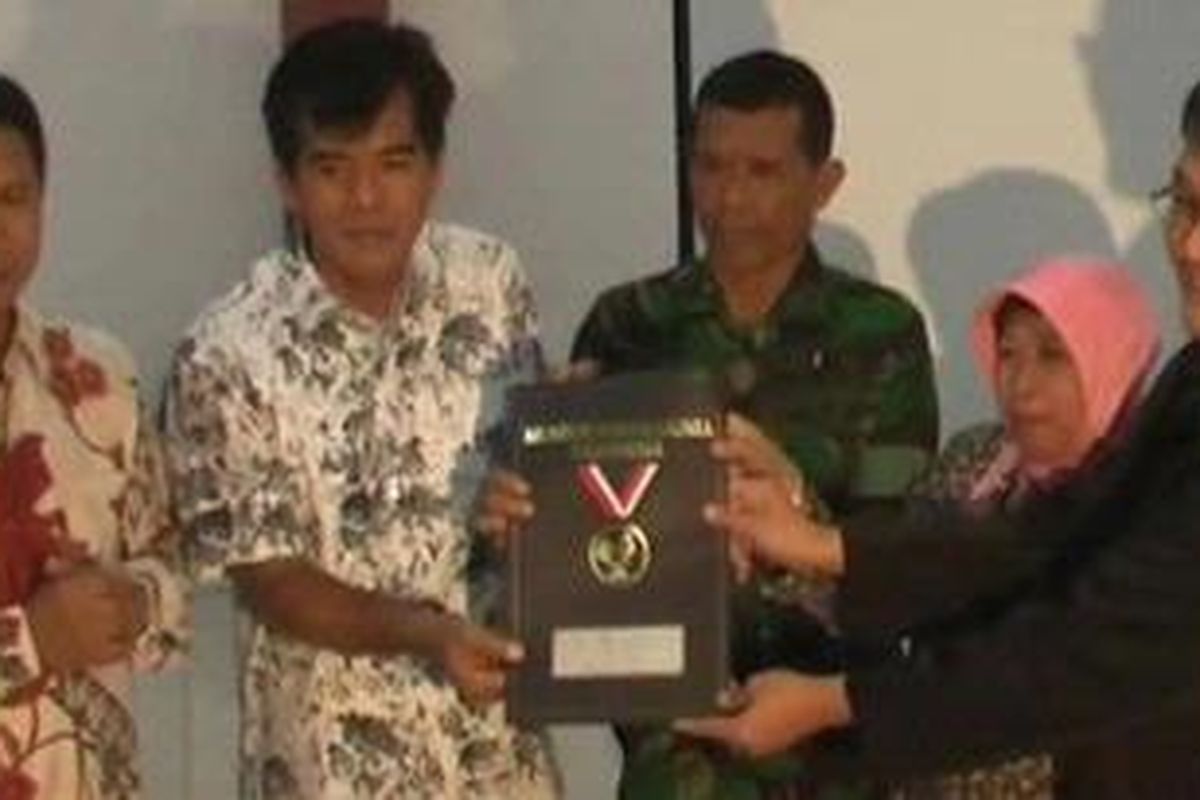 Operasi Tubektomi di Kabupaten Kediri, Jawa Timur memecahkan rekor Muri dengan kategori peserta terbanyak, Minggu (12/2/2012).