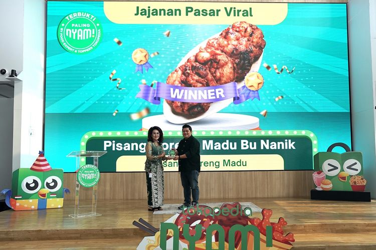 Pemenang Jajanan Pasar Viral, Pisang Goreng Bu Nanik diwakili oleh Bu Nanik sendiri.                            