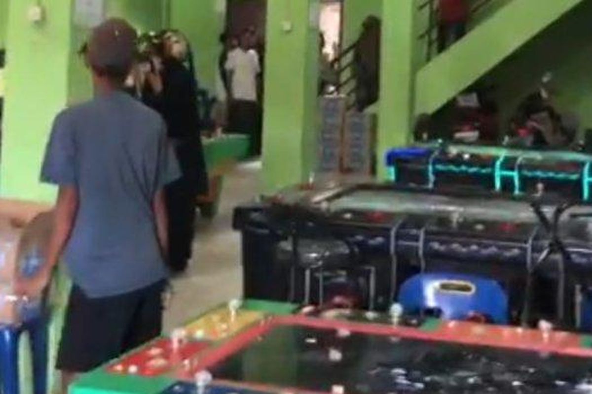 Para ibu yang bertempat tinggal di Dusun I Pasar Umum, Desa Tandam Hilir Satu, Kecamatan Hamparan Perak, Deliserdang menggrebek lokasi judi tembak ikan yang kian meresahkan warga sekitar, Sabtu (12/8/2023) sore. 

