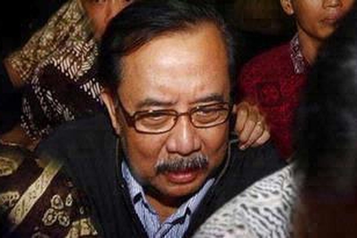 Bahasyim Assifie (tengah) saat keluar dari gedung Direktorat Reserse Kriminal Khusus Polda Metro Jaya, Jakarta Selatan, seusai menjalani pemeriksaan selama lebih dari 10 jam, Jumat (9/4). Setelah pemeriksaan, Bahasyim ditetapkan sebagai tersangka kasus pencucian uang dan korupsi dan ditahan di Rumah Tahanan Direktorat Reserse Kriminal Umum Polda Metro Jaya. 