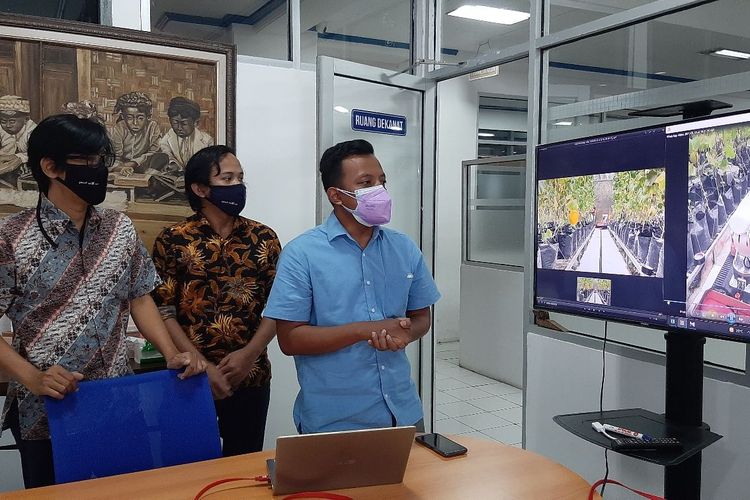 Tim ahli teknik elektro Universitas Dian Nuswantoro (Udinus) Semarang saat memaparkan pengembangan robot pemanen buah melon, Senin (30/8/2021)