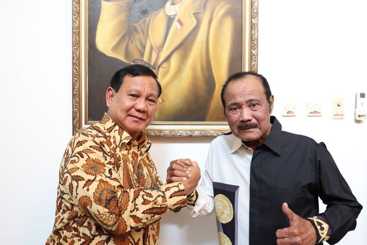 Ketua Umum Partai Gerindra Prabowo Subianto bersama mantan Komandan Jenderal Komando Pasukan Khusus (Kopassus) Jenderal (Purn) Subagyo Hadi Siswoyo.