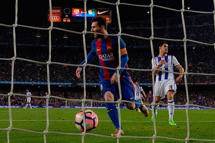 Penyerang Barcelona, Lionel Messi, berhasil menaklukkan gawang Real Sociedad pada pertandingan Divisi Primera La Liga Spanyol di Stadion Camp Nou, Sabtu (15/4/2017). 
