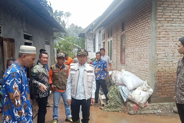 Wakil Bupati Pasaman Barat Risnawanto saat meninjau langsung pembersihan rumah warga terdampak banjir di Nagari Sinuruik Kecamatan Talamau, Kamis (4/4/2024). 