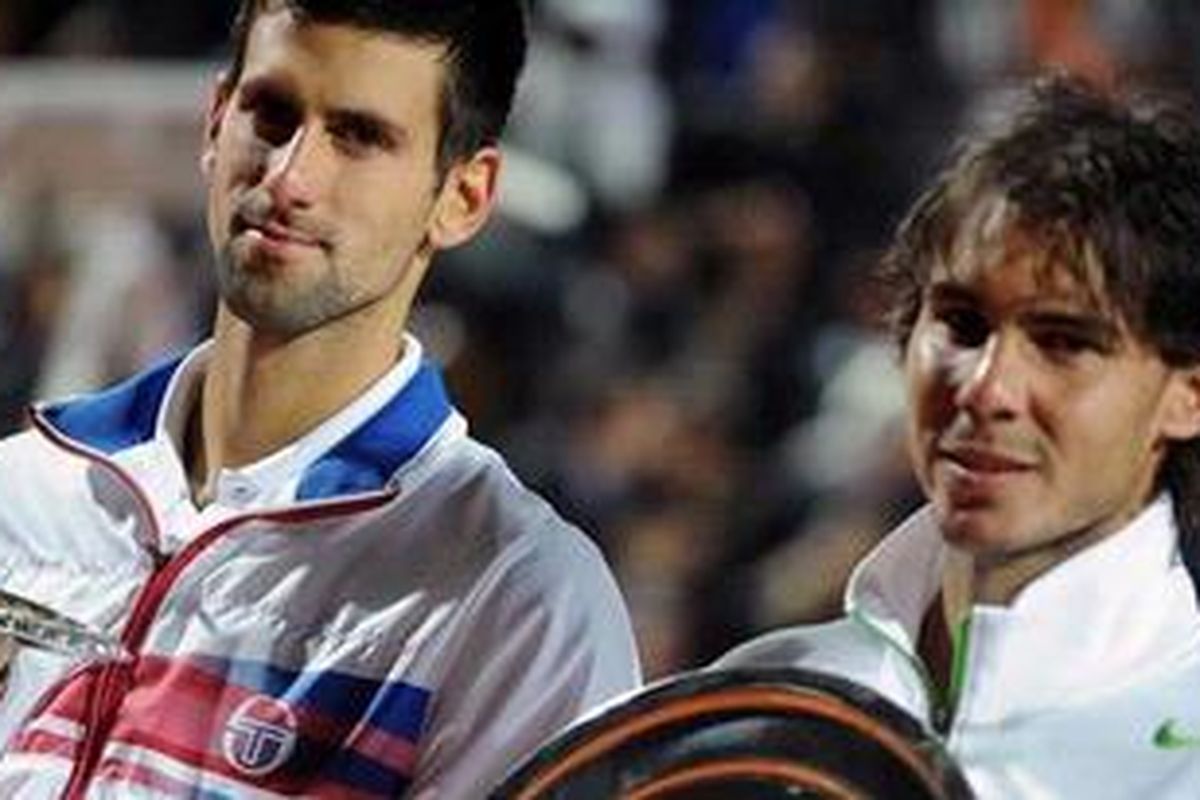 Petenis Serbia, Novak Djokovic (kiri), dan Rafael Nadal, usai final Roma Masters, Minggu (15/5/11), yang dimenangkan oleh Djokovic.