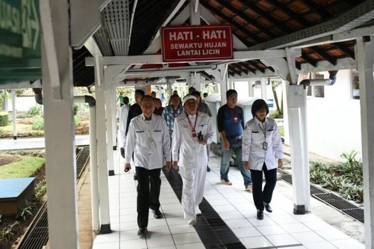 Ketua DPD Golkar Jabar Dedi Mulyadi mengunjungi Jamaludin Muhammad (6) atau Nijam di Rumah Sakit Hasan Sadikin (RSHS) Bandung.