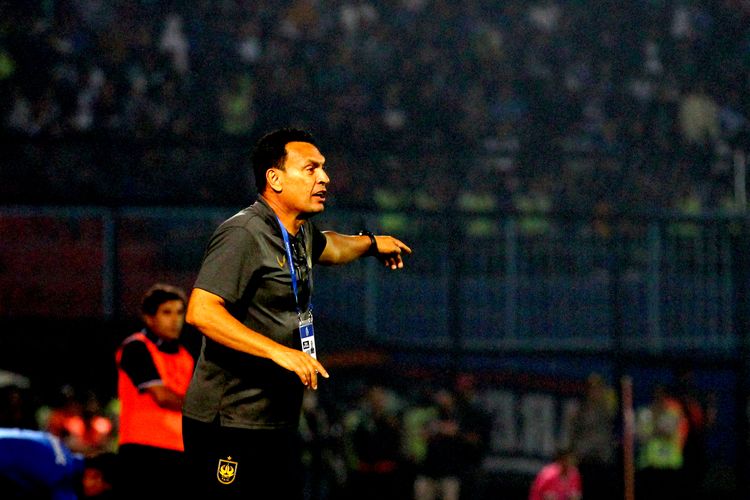 Pelatih PSIS Semarang Sergio Alexandre saat pertandingan pekan 2 Liga 1 2022-2023 melawan Arema FC yang berakhir dengan skor 2-1 di Stadion Kanjuruhan Kepanjen, Kabupaten Malang, Sabtu (30/7/2022) malam.