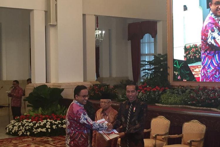 Presiden Joko Widodo menyerahkan Daftar Isian Pelaksanaan Anggaran (DIPA) serta Dana Alokasi Transfer ke Daerah dan Desa (TKDD) tahun 2020 kepada kementerian/lembaga dan seluruh gubernur. Penyerahan DIPA dilakukan di Istana Negara Jakarta, Kamis (14/11/2019).