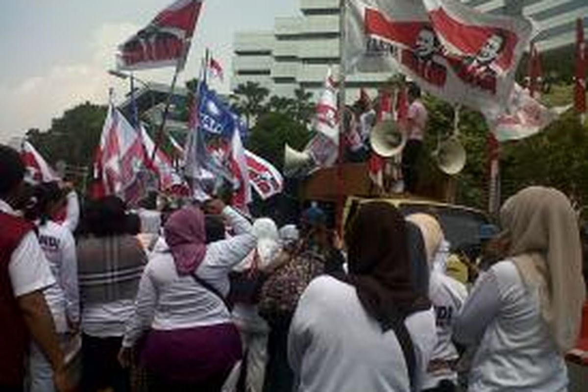 Massa Prabowo-Hatta kembali beraksi di depan Mahkamah Konstitusi, Jalan Medan Merdeka Barat, Rabu (13/8/2014). 