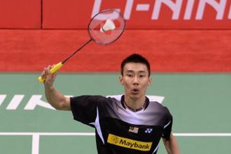 Pebulu tangkis Malaysia, Lee Chong Wei, mengembalikan kok ke arah pemain Denmark, Jan O Jorgensen, pada perempat final Piala Thomas di Siri Fort Indoor Stadium, New Delhi, Kamis (22/5/2014).